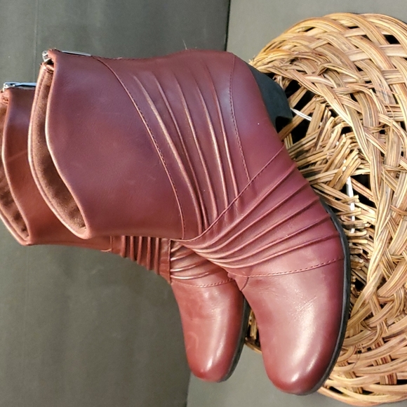 Rockport Women's Burgundy Booties.  8N - Picture 4 of 8